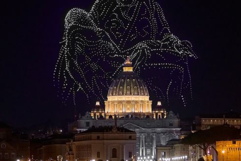 Над Ватиканом тисячі дронів відтворили шедеври Мікеланджело