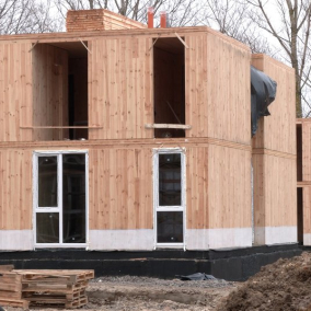 У Чернігові зводять двоповерхові модульні будинки для осіб, які втратили житло
