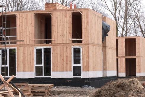 У Чернігові зводять двоповерхові модульні будинки для осіб, які втратили житло