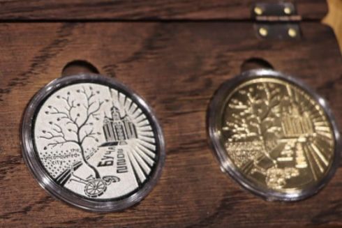 Бучанские мастера изготавливают памятные монеты из переплавленных русских гильз. Их дарят мировым лидерам