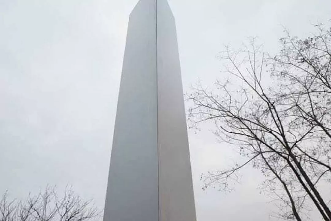 На Замковой горе в Киеве появился монолит. Такие же скульптуры были обнаружены в США и Румынии