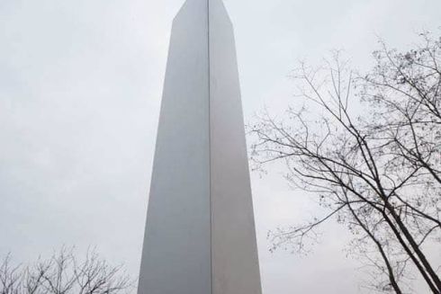 На Замковой горе в Киеве появился монолит. Такие же скульптуры были обнаружены в США и Румынии