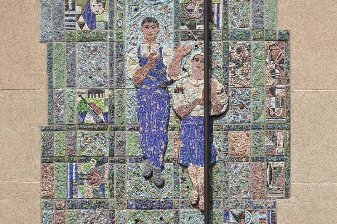 Найстарішу мозаїку Чернігова зашили вентфасадом — попри охоронний статус