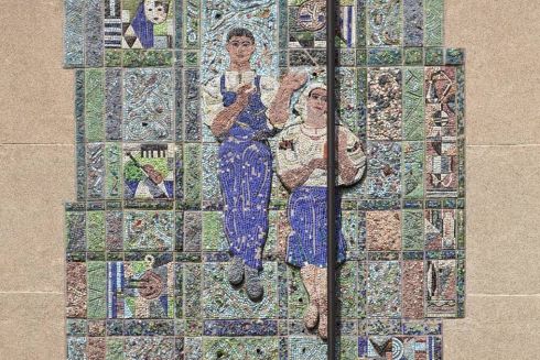 Найстарішу мозаїку Чернігова зашили вентфасадом — попри охоронний статус