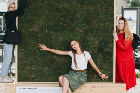 На Почтовой площади установили модуль из мха, очищающий воздух