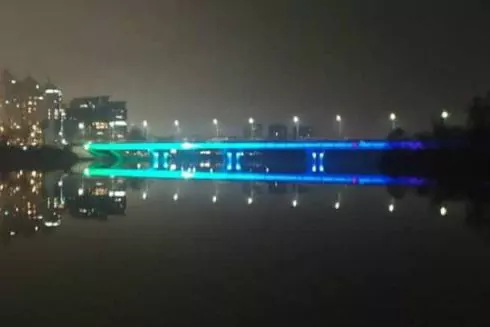 Як підсвітили Русанівський міст: фото
