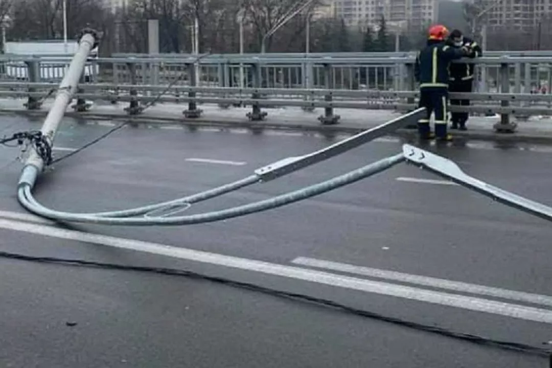 На Шулявском мосту демонтировали еще шесть опор освещения