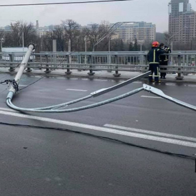 На Шулявском мосту демонтировали еще шесть опор освещения
