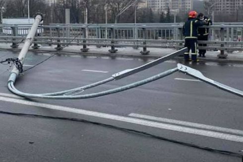 На Шулявском мосту демонтировали еще шесть опор освещения