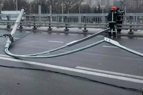На Шулявському мосту демонтували ще шість опор освітлення