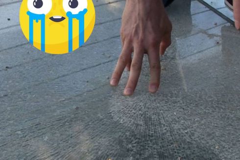 На новому мосту над Володимирською гіркою тріснуло ще одне скло