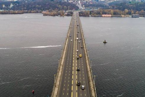 После реконструкции на мосту Патона планируют сделать больше полос и велодорожки