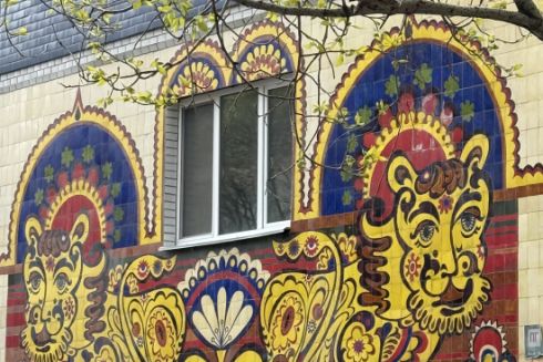 У Києві знищують майолікові панно в стилі Примаченко на фасаді дитсадка
