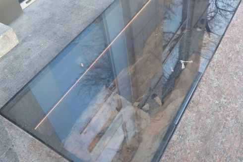 В Киеве открыли для осмотра археологический зондаж под стеклом со стенами 17–18 веков