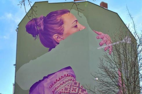 У Берліні з’явився мурал про українців, які втрачають коханих на війні. Його створили за мотивами київського стінопису