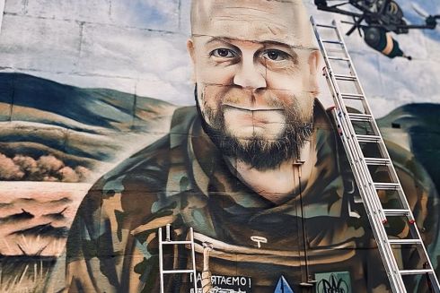 Мурал на честь військового, що викликав суперечки в Рівному, перенесли до Києва