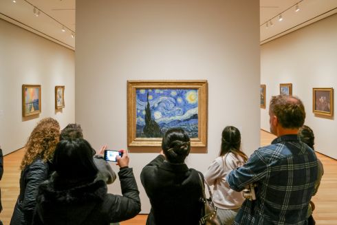 Волонтери купили тисячі квитків у музеї Києва для пенсіонерів і студентів