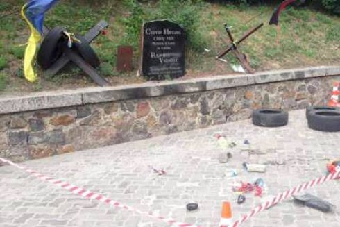 У Києві вандали зруйнували меморіал Сергію Нігояну