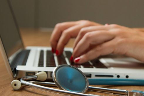 З жовтня Україна остаточно переходить на електронні лікарняні: як це працюватиме