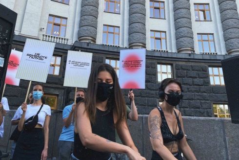 Учасники акції проти заборони роботи нічних клубів влаштували рейв під Кабміном: відео