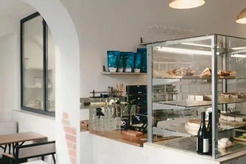 На Подолі відкрилося міське кафе зі сніданками, ланчами та вином