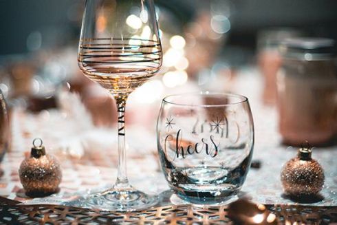 Як пережити новорічні свята. Пояснюємо на гіфках