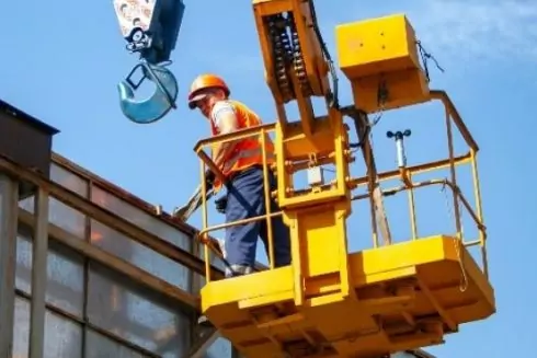 В Киеве демонтируют незаконную рекламу на нескольких улицах: где именно