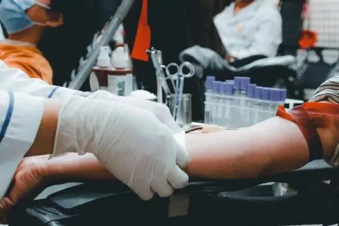 Киевские студенты создали базу доноров крови для военных Blood+