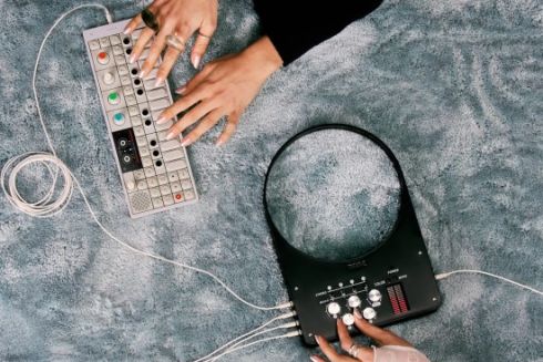 Дизайнер створив сумки зі вбудованим діджейським пультом