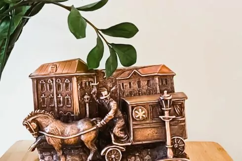 Скорая помощь: в Киеве установили еще одну скульптуру &laquo;Шукай&raquo;