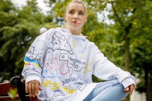 «Нова пошта» запустила лінійку одягу й аксесуарів, щоб зібрати кошти на посилення ППО