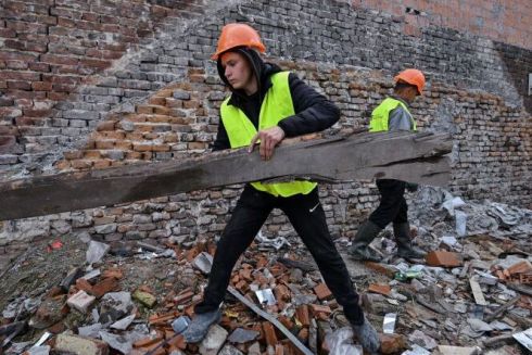У Львові демонтують будинки, пошкоджені російським обстрілом, щоб зробити громадський простір
