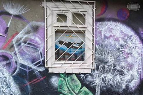 Киевляне украсили подъезд дома на Нивках за деньги от сдачи вторсырья