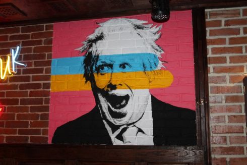 Переселенці з Донеччини відкрили паб на честь Бориса Джонсона у Луцьку. Дивіться фото