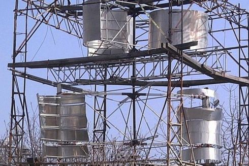 Пенсіонер з Сумщини виготовив та встановив вітряк на власному подвір'ї, який забезпечує будинок електроенергією