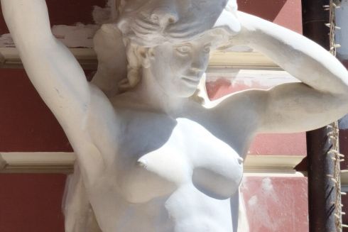 В Одесі на фасаді готелю оновили пошкоджену статую — тепер у неї інше обличчя