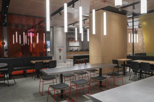 Фото. На Хрещатику відкривається McDonald's у новому дизайні та з ресторанним сервісом