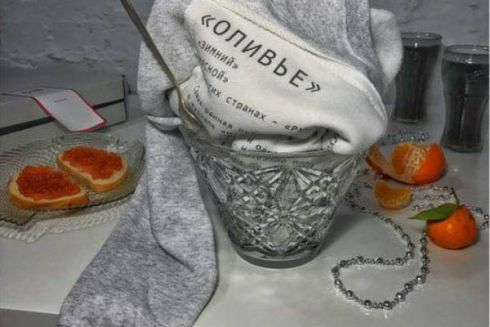 Украинский бренд выпустил новогодние свитшоты с рецептами Оливье и Шубы