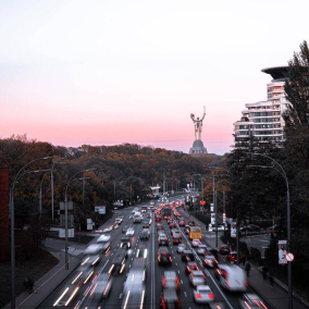До Києва повертаються люди. Кількість авто на дорогах до столиці збільшилася в 5-6 разів