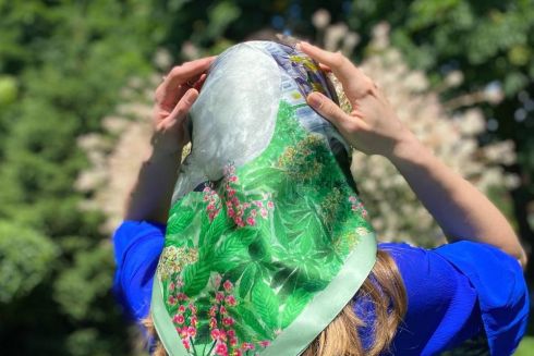 Фото: Бренд Oliz випустив хустку, присвячену київському фонтану зі слоном