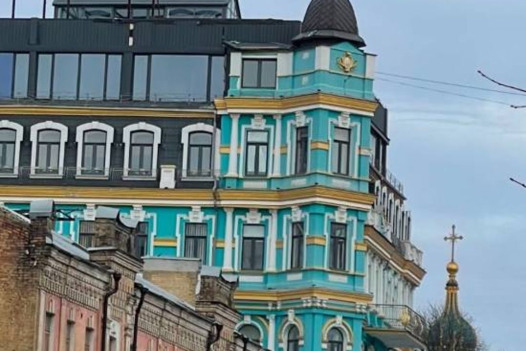 До історичного будинку на Володимирській добудовують кілька поверхів