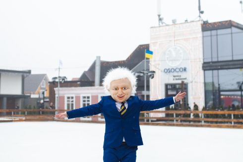 Фото: Під Києвом відкрилося новорічне містечко з ковзанкою у лондонському стилі