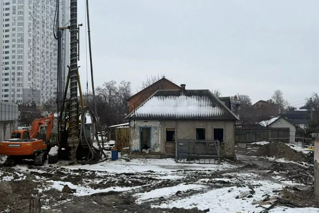 У Києві зносять найстарішу дерев&rsquo;яну садибу Осокорків &mdash; там планують багатоповерхівку (оновлено)