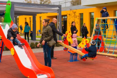 Сонячні батареї, тепла підлога: під Дніпром збудували сучасний дитячий садок