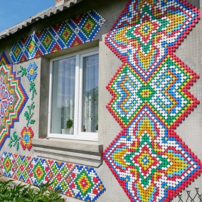 Фото. Житель села на Волыни выложил на своем доме орнамент из пластиковых крышечек, которые собирал 16 лет