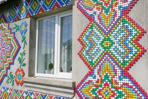 Фото. Житель села на Волыни выложил на своем доме орнамент из пластиковых крышечек, которые собирал 16 лет