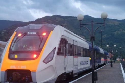 «Укрзалізниця» продолжила курсирование «горных шаттлов» до конца лета