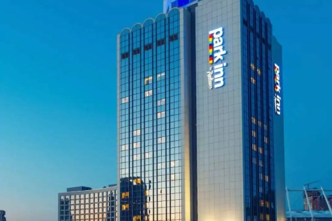 Суд наклав арешт на готельний комплекс Park Inn у центрі Києва. Він належав олігарху Вадиму Новинському