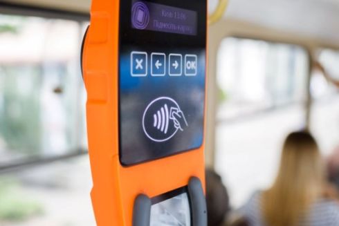 У Києві тестували безготівкову оплату в маршрутці № 444. Скільки заробив перевізник