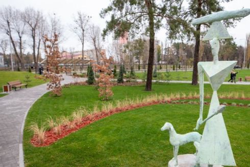 В Днепровском районе обустроили новый сквер с арт-объектами: фото